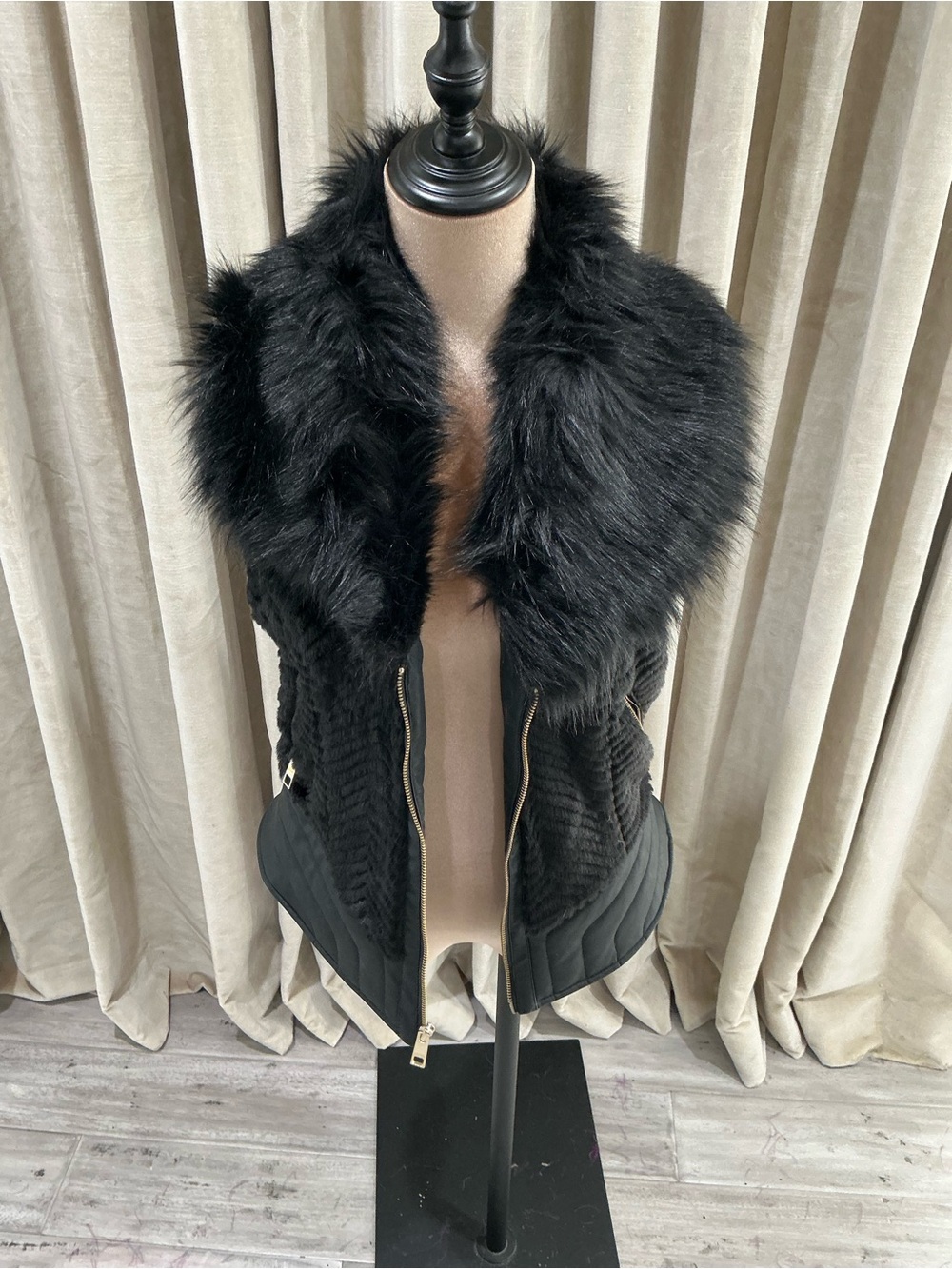 Guess Black Quilted Vest with Faux Fur Collar - Picture 1 of 5
